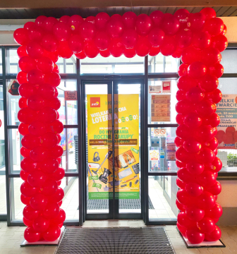 Brama z balonów z nadrukiem dla Polo Marketu w Świdnicy z okazji otwarcia sklepu po remoncie