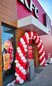 Brama z biało-czerwonych balonów na otwarcie restauracji KFC.