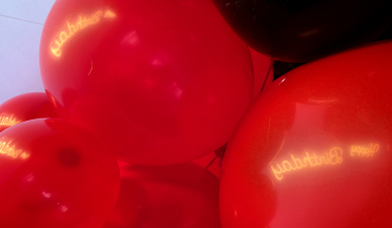 Odbicia neonu Happy Birthday w balonach
