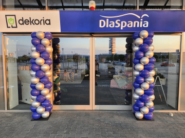 Kolumny z balonów w Alei Bielany jako dekoracja wejścia do salonu DlaSpania z okazji zorganizowanych promocji