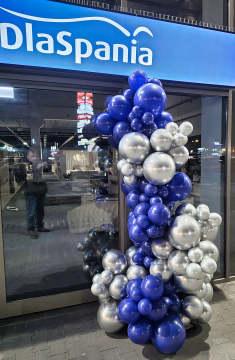 Kolumna z balonów ułożona w sposób organiczny jako dekoracja mająca za zadanie zwrócić uwagę klientów na promocje przygotowane przez salon DlaSpania we Wrocławiu