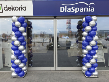 Kolumny balonowe jako dekoracja wejścia do salonu DlaSpania w Alei Bielany we Wrocławiu