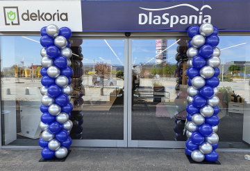 Kolumny balonowe na promocję Kolumny zrobione z srebrnych i granatowych balonów jako dekoracja wejścia do salonu DlaSpania we Wrocławiu