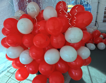 Balony z powietrzem założone na patyczki Balony z nadrukiem nadmuchane powietrzem i założone na patyczki jako atrakcja w czasie Biegu Inżyniera w Siechnicach