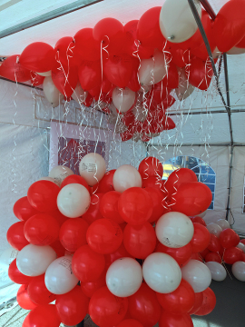 Balony z logo na patyczkach i balony z helem jako atrakcja na imprezę sportową Balony z powietrzem założone na patyczki i balony z helem na wstążkach w Siechnicach