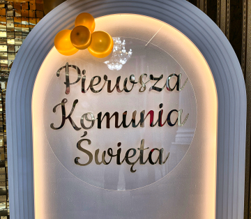 Napis Pierwsza Komunia Święta w podświetlanym portalu dekoracyjnym Napis Pierwsza Komunia Święta jako element dekoracji balonowej ścianki do zdjęć