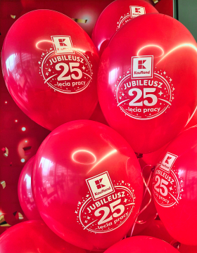 czerwony balon z białym, okolicznościowym nadrukiem z okazji Jubileuszu 25-lecia pracy