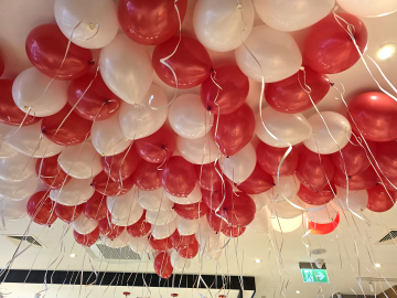 Balony z helem pod sufitem restauracji KFC w Katowicach jako dekoracja na otwarcie.