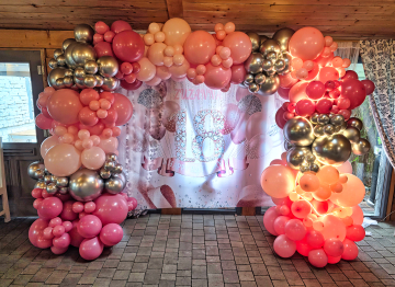 Ścianka z balonów na osiemnastkę w restauracji Zielona Oliwka koło Wrocławia