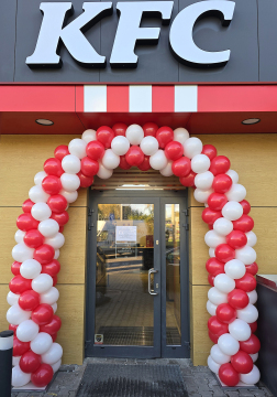 Brama z balonów jako dekoracja wejścia do restauracji KFC w Katowicach z okazji otwarcia