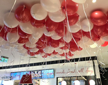 Balony z helem jako dekoracja restauracji KFC w Katowicach