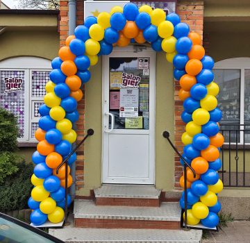 Brama z balonów na ulicy Daszyńskiego w Trzebnicy jako dekoracja wejścia do kolektury Lotto.