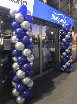 Słupy z balonów jako dekoracja wejscia Kolumny z balonów w Galerii Aleja Bielany
