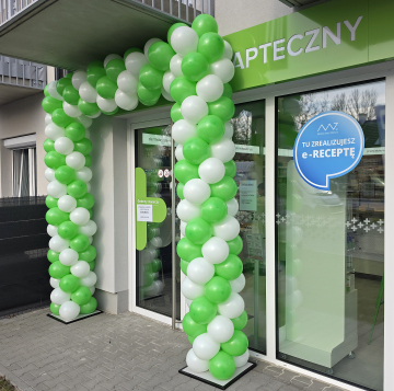 Brama z balonów jako dekoracja wejścia do nowej apteki w Iwinach koło Wrocławia