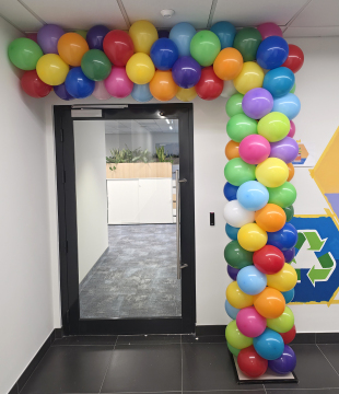 Pół-brama z balonów na otwarcie nowego biura we Wrocławiu