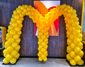 Wielkie logo McDonald zrobione z balonów Wykonane z balonów logo McDonald na otwarcie restauracji w Świdnicy