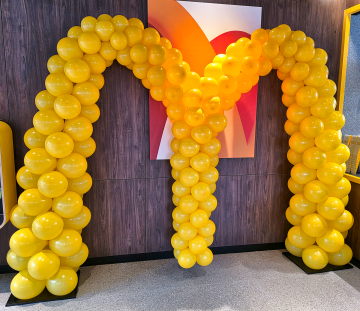 Zrobione z balonów logo McDonald w Świdnicy na otwarcie restauracji Balonowe logo McDonalda na otwarcie nowej restauracji