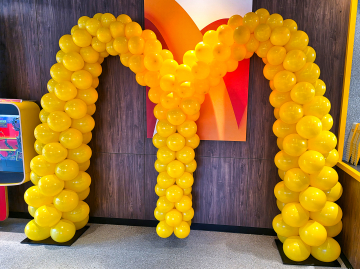 Logo McDonalda wykonane z balonów Zrobione z balonów logo sieci McDonald na otwarcie restauracji w Świdnicy