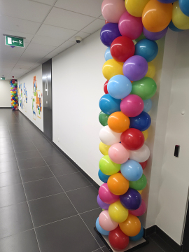 Kolorowe, balonowe dekoracje wejść do przestrzeni biurowej po remoncie we wrocławskim biurowcu