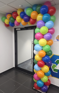Pół-brama z balonów jako dekoracja wejścia do nowego biura.