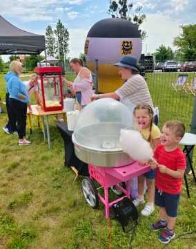 Dzieci uwielbiają watę cukrową Wata cukrowa dla dzieci na pikniku w Dobrzykowicach