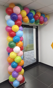 Balonowa girlanda jako dekoracja wejścia do nowych biur