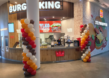 Kolumny z balonów w wrocławskiej galerii Wroclavia na otwarcie restauracji Burger King
