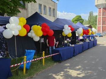 Balonowe chmurki jako dekoracje namiotów na imprezę na terenie Zakładu Przemysłowego we Wrocławiu