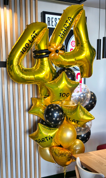 Stroik balonów helowych na 44 urodziny z personalizacją i dostawą do restauracji Nasza w Wilczycach