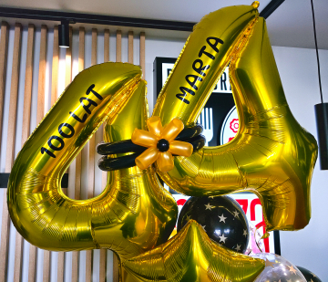 Balony helowe cyfry z personalizującymi naklejkami