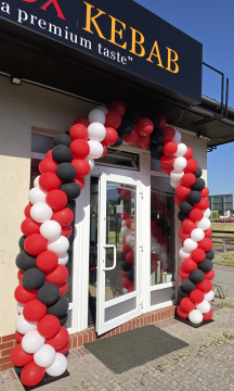 Brama z balonów na otwarcie restauracji z Kebabem w Jelczu Laskowice