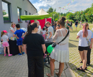 Wata cukrowa jako atrakcja na pikniku osiedlowym we Wrocławiu