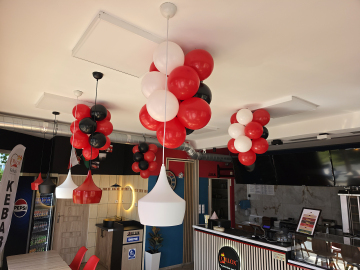 Sople z balonów jako dekoracja na otwarcie restauracji z kebabem