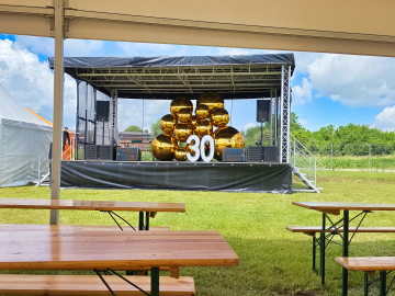 Balony kule lustrzane XXL na imprezie plenerowej Balony kule lustrzane XXL jako dekoracja sceny na plenerową, urodzinową imprezę firmową.