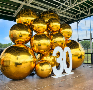 Balony kule lustrzane XXL jako dekoracja sceny na imprezę firmową. Shiny balss jako dekoracja sceny na imprezie firmowej