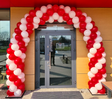 Łuk z balonów dla KFC w Warszawie na ulicy Cymbalistów z okazji otwarcia