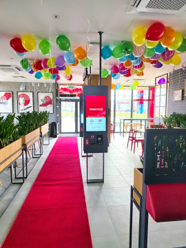 Czerwony dywan i balony z helem na otwarcie restauracji KFC w Warszawie