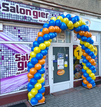 Brama balonowa w kształcie łuku Brama z balonów przed kolekturą Lotto w Żarowie
