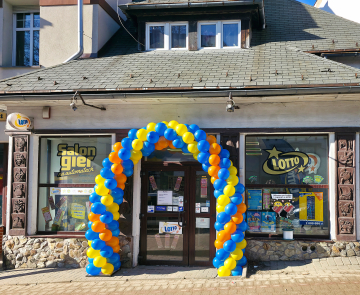 Brama z balonów Szklarska Poręba Brama balonowa w Szklarskiej Porębie jako dekoracja wejścia do Salonu Gier Lotto