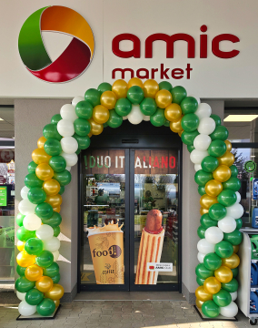 Brama z balonów na stacji paliw Amic z okazji otwarcia baru Subway