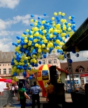 1000 balonów helowych wylatuje z siatki.