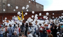 1000 balonów spadło na uczestników korowodu na warszawskiej Nocy Pragi.
