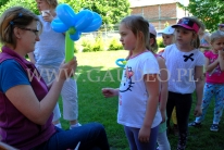 Animatorka skręca z balonów niebieskiego kwiatka.