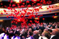 Balonowe serca po wybuchu balonów spadają na publiczność.