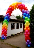 Brama z balonów w tęczowych kolorach.