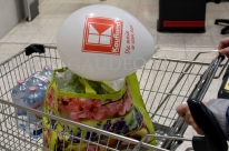 Balon z logo na patyczku zabierany przez klienta.