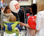 Balon na patyczku wręczany dziecku.