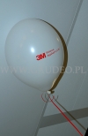 Balon reklamowy z nadrukowanym logo i helem.