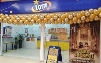 Złoto-złota girlanda balonowa.