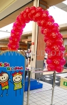 Brama balonowa jako dekoracja kasy w supermarkecie.